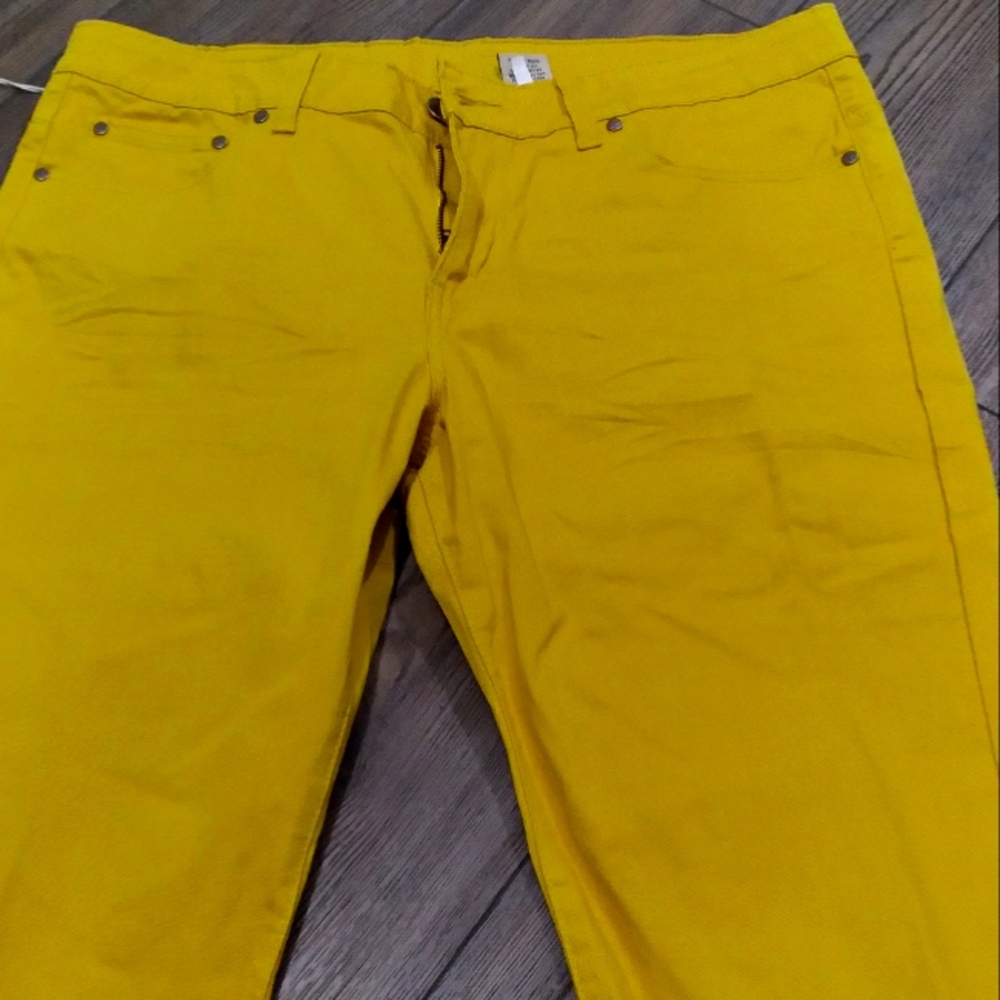(193) ZENOBIA Capri Pants